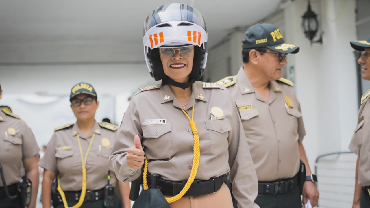 Mujer policía lidera la División de Tránsito y Seguridad Vial en la PNP