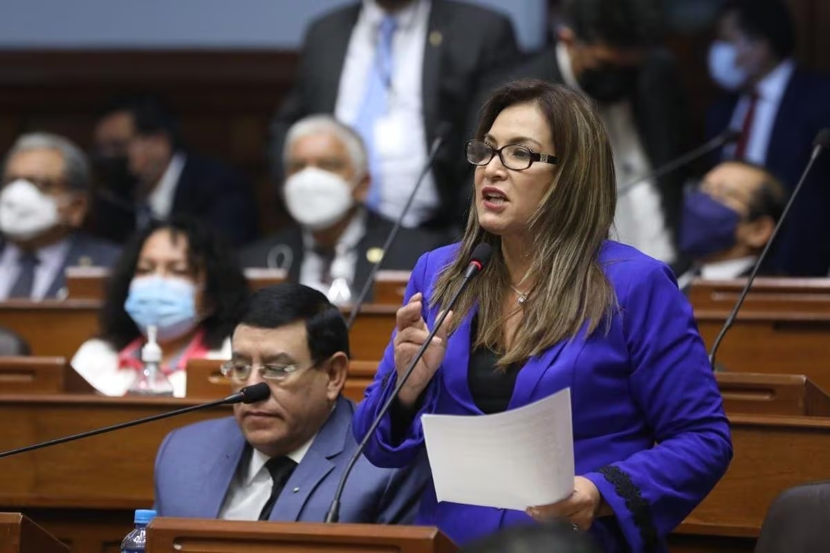 Alerta: Blindaje a congresista “mochasueldo” Magaly Ruiz