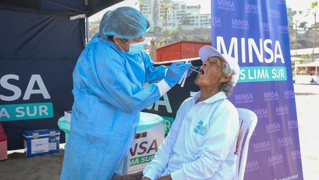 Diris Lima sur coloca un centro para vacunación y pruebas de detección de COVID-19 en la playa Agua Dulce