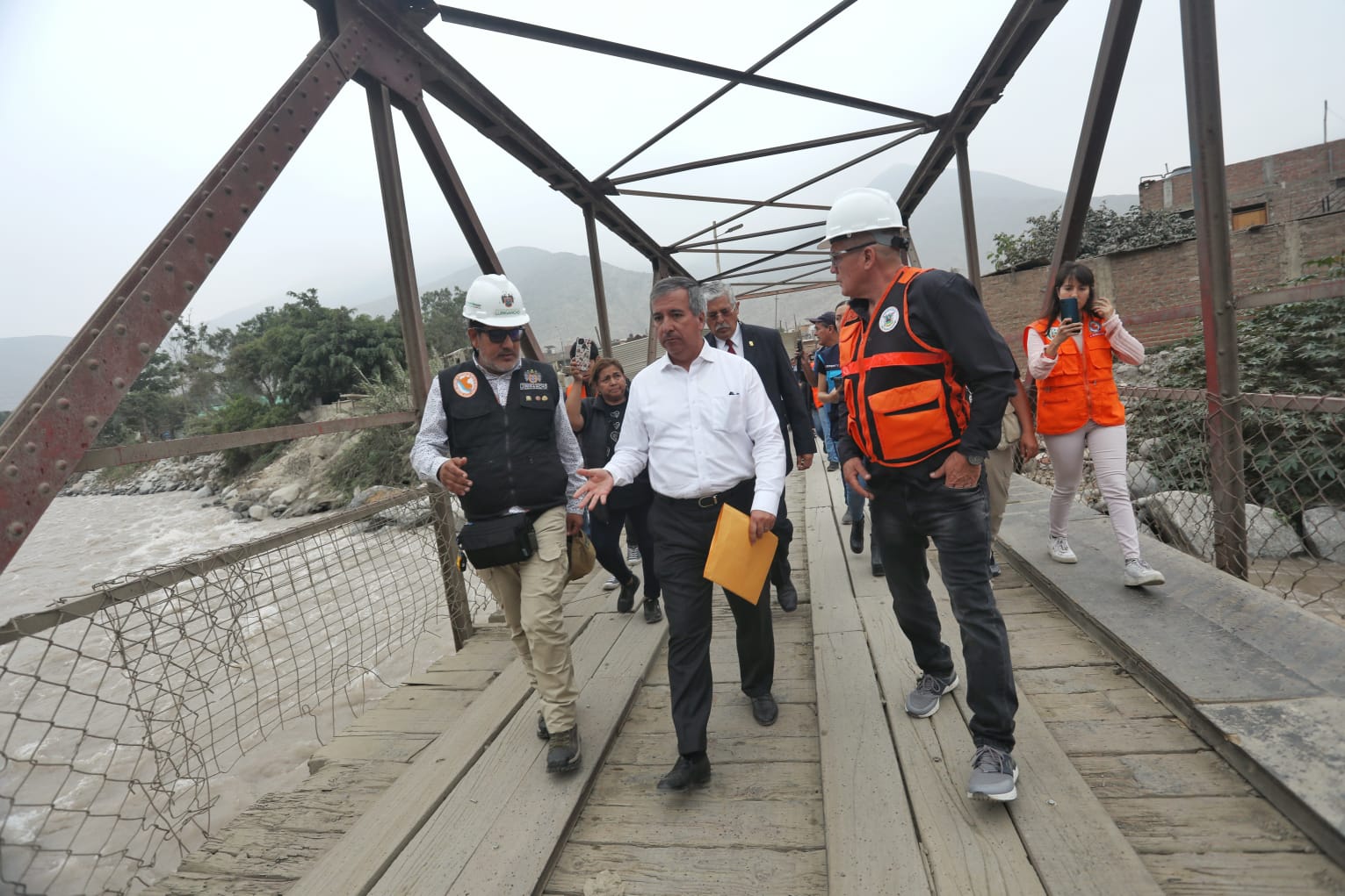 Ministro Pérez Reyes: mañana iniciarán acciones para reforzar el puente provisional Huampaní