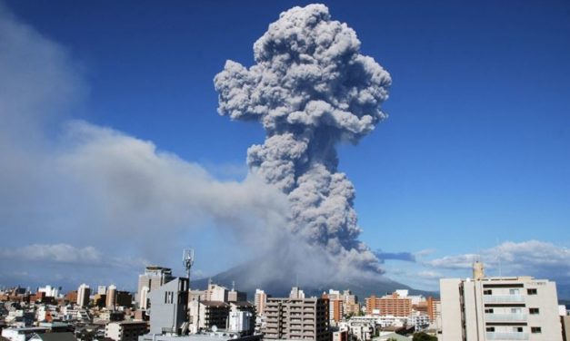 Volcán en Japón entra en erupción con columna de humo de 5 km