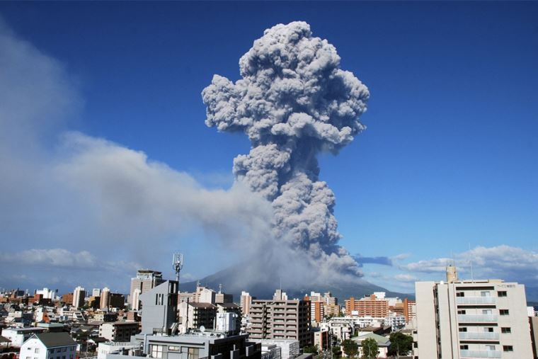 Volcán en Japón entra en erupción con columna de humo de 5 km