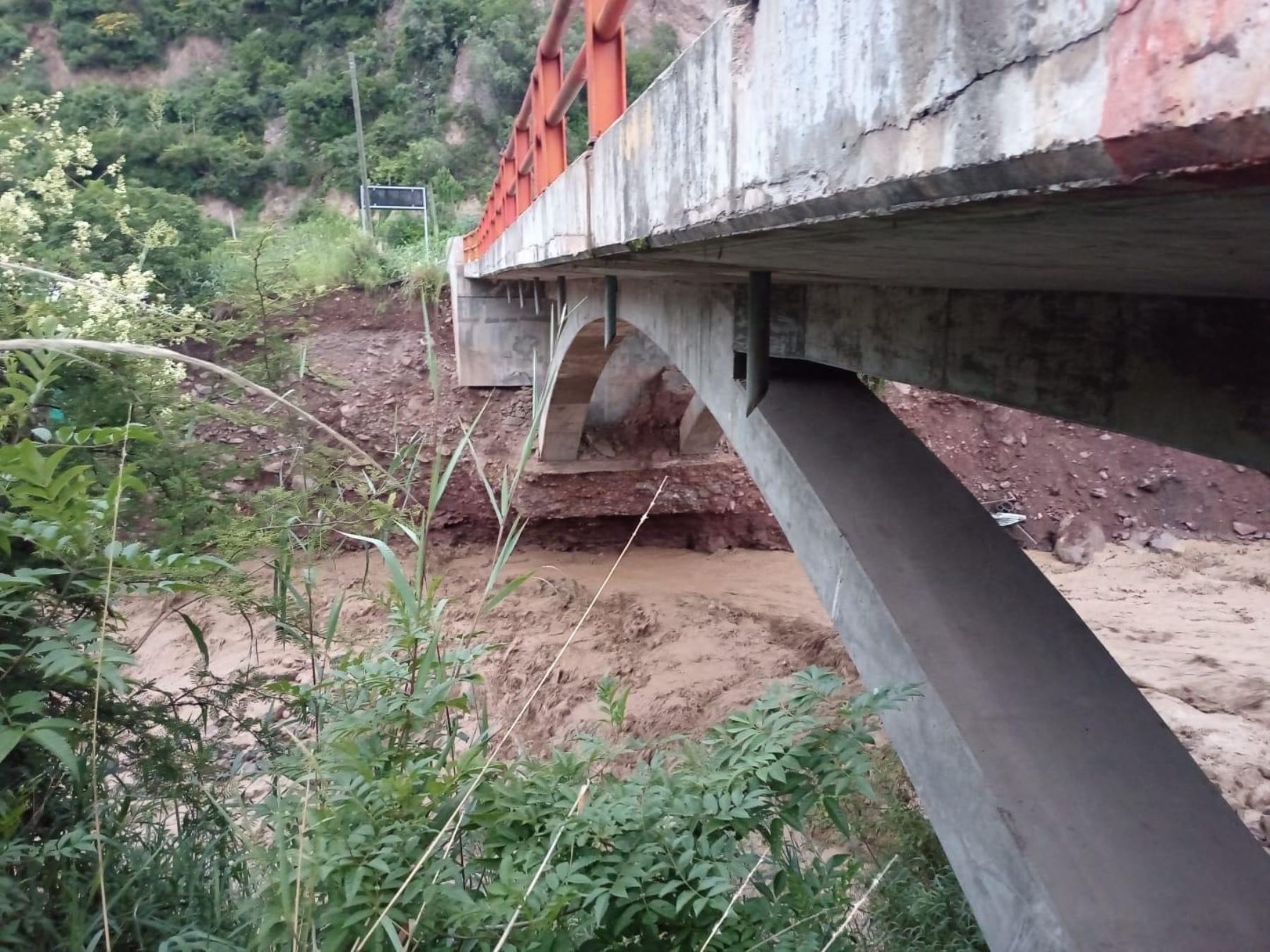 Cusco: Daños en puente restringen paso en carretera a Abancay