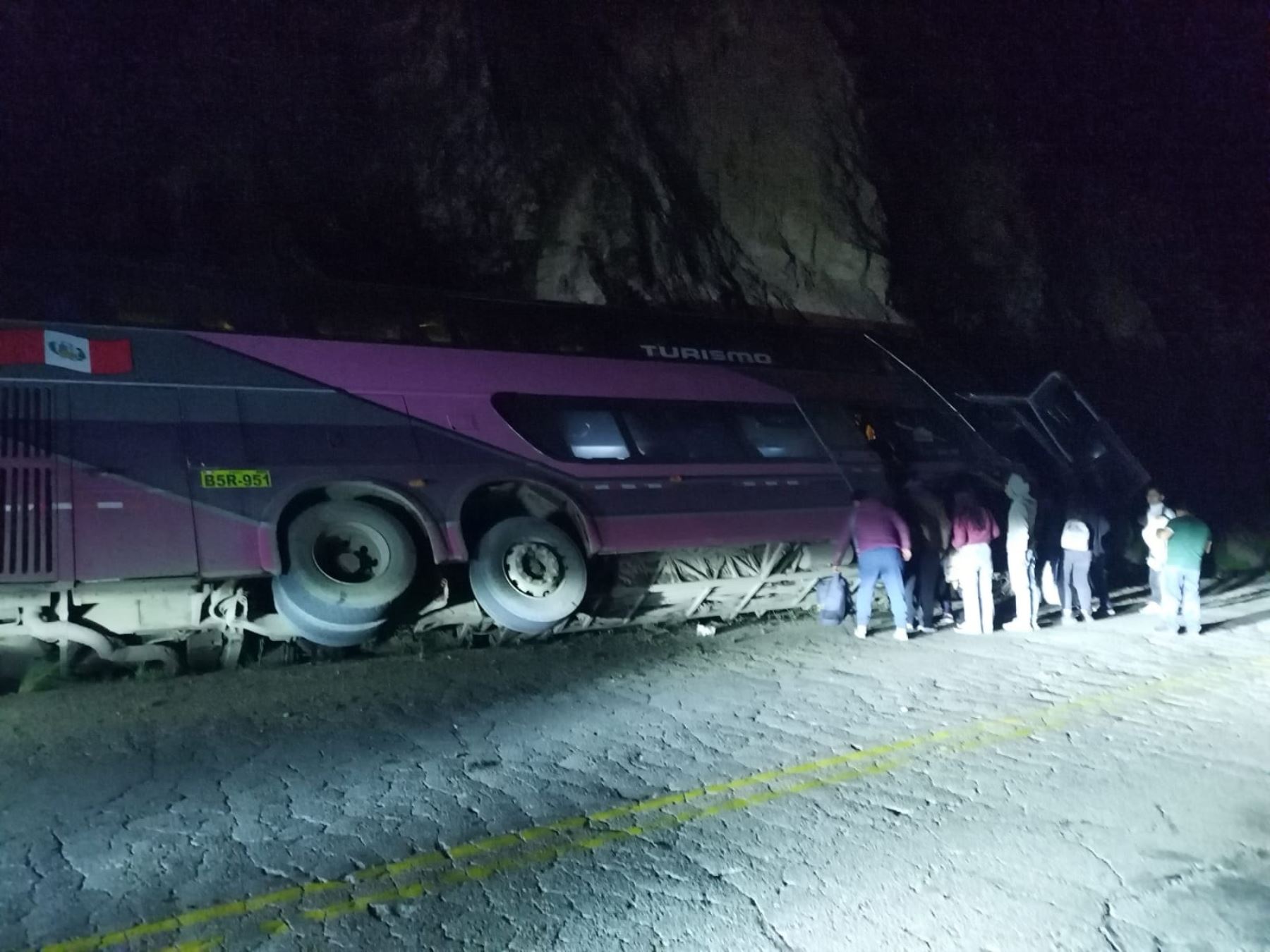 Huancavelica: Pasajeros de bus se salvan de tragedia en la vía