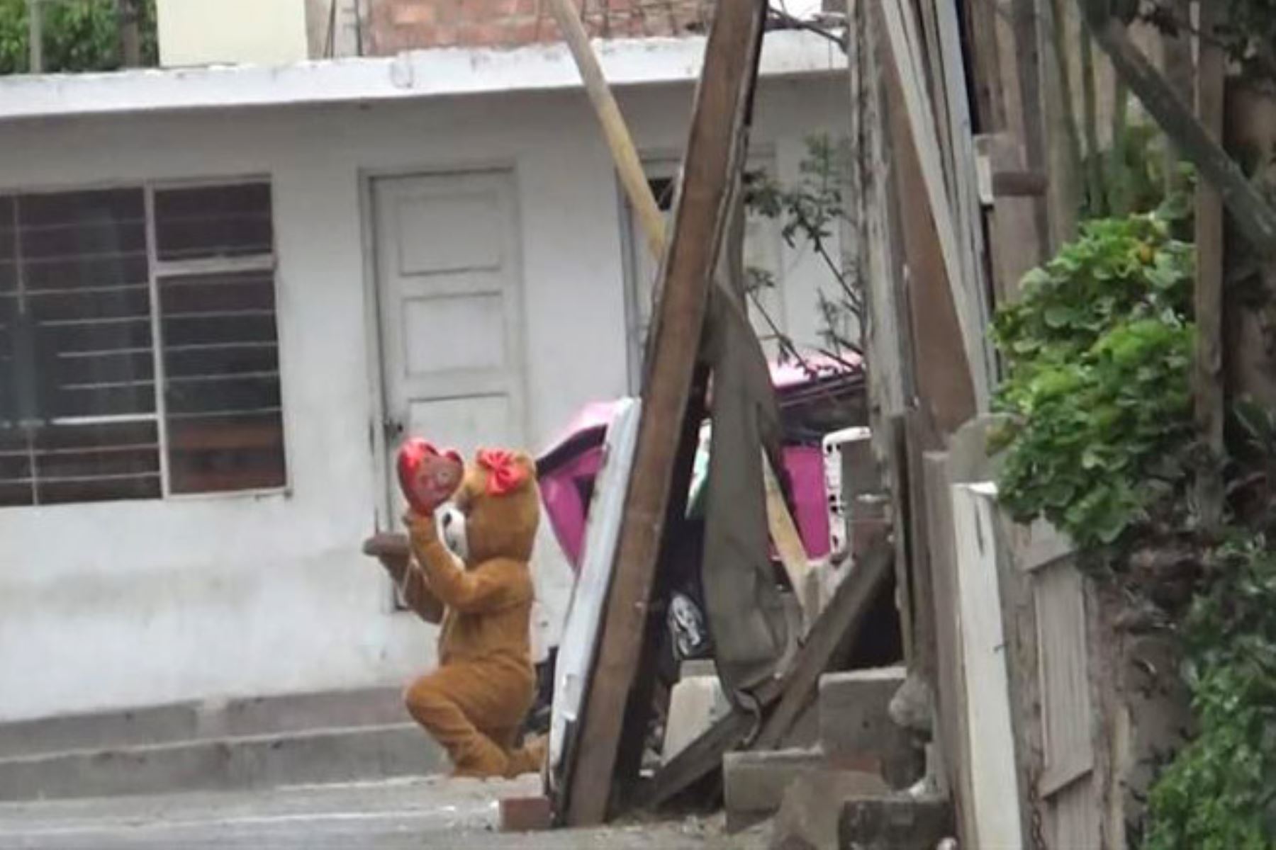 San Valentín: Policía se disfraza de oso y arresta a traficante