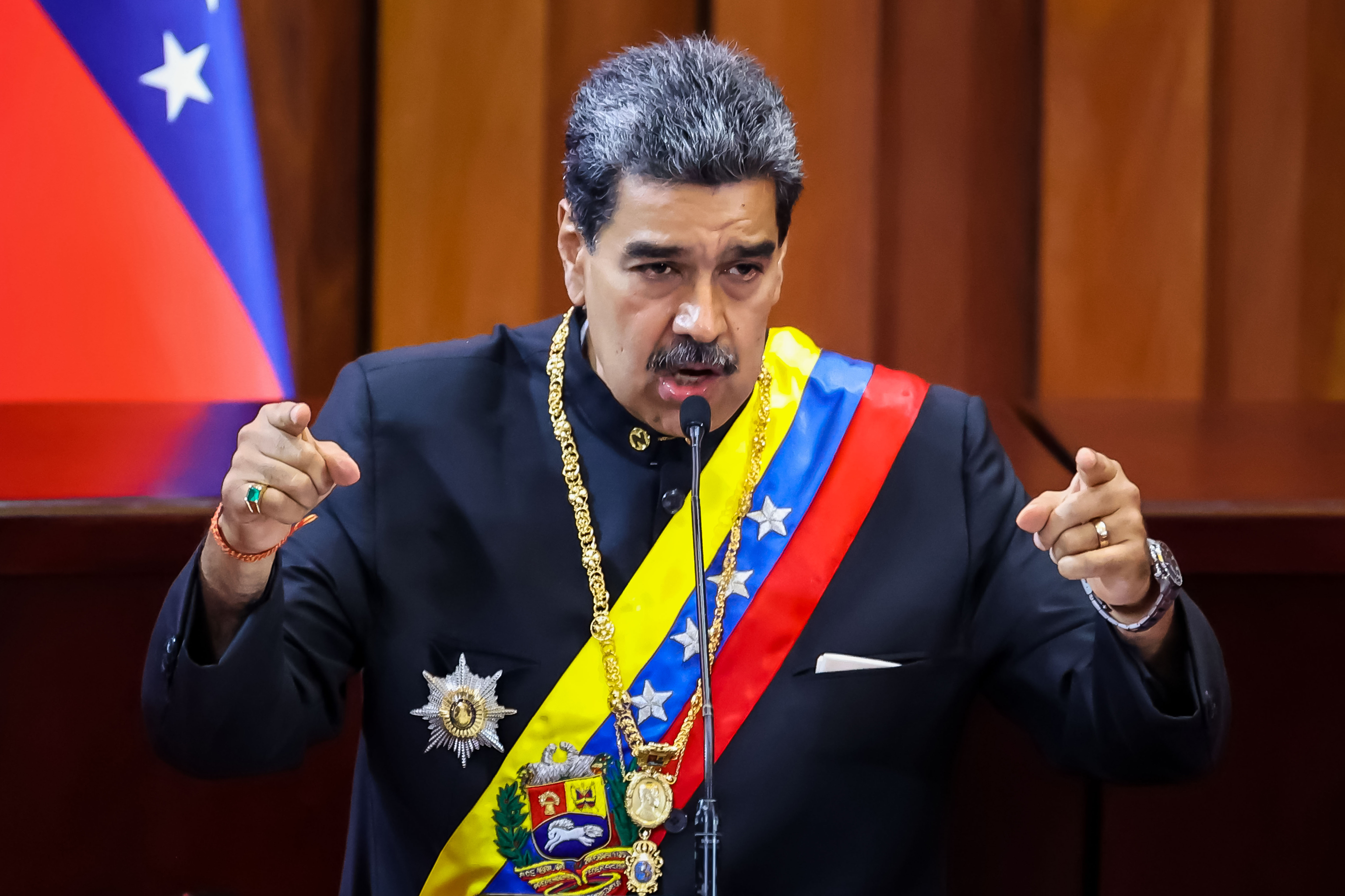 Maduro pide al ejército estar alerta por amenazas a la Constitución