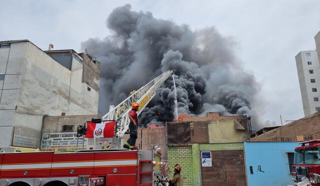 San Miguel: incendio en fábrica de insumos químicos se reavivó