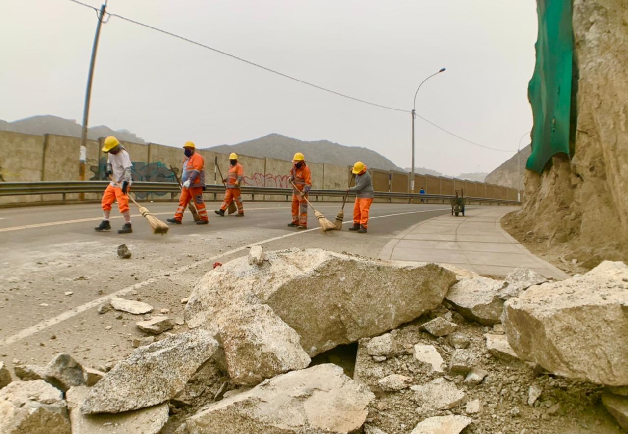 Rocas bloquean carretera cerca del penal Barbadillo tras sismo