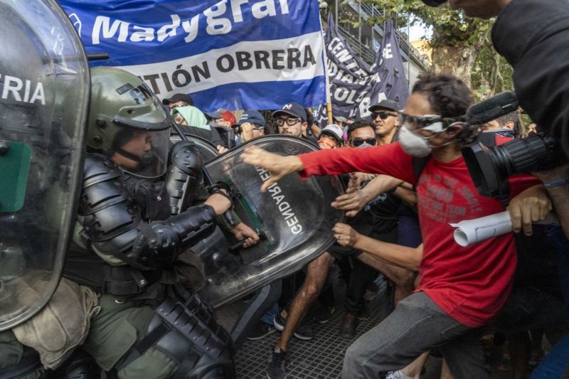 Argentina: protestas y enfrentamientos por la “ley ómnibus” de Milei