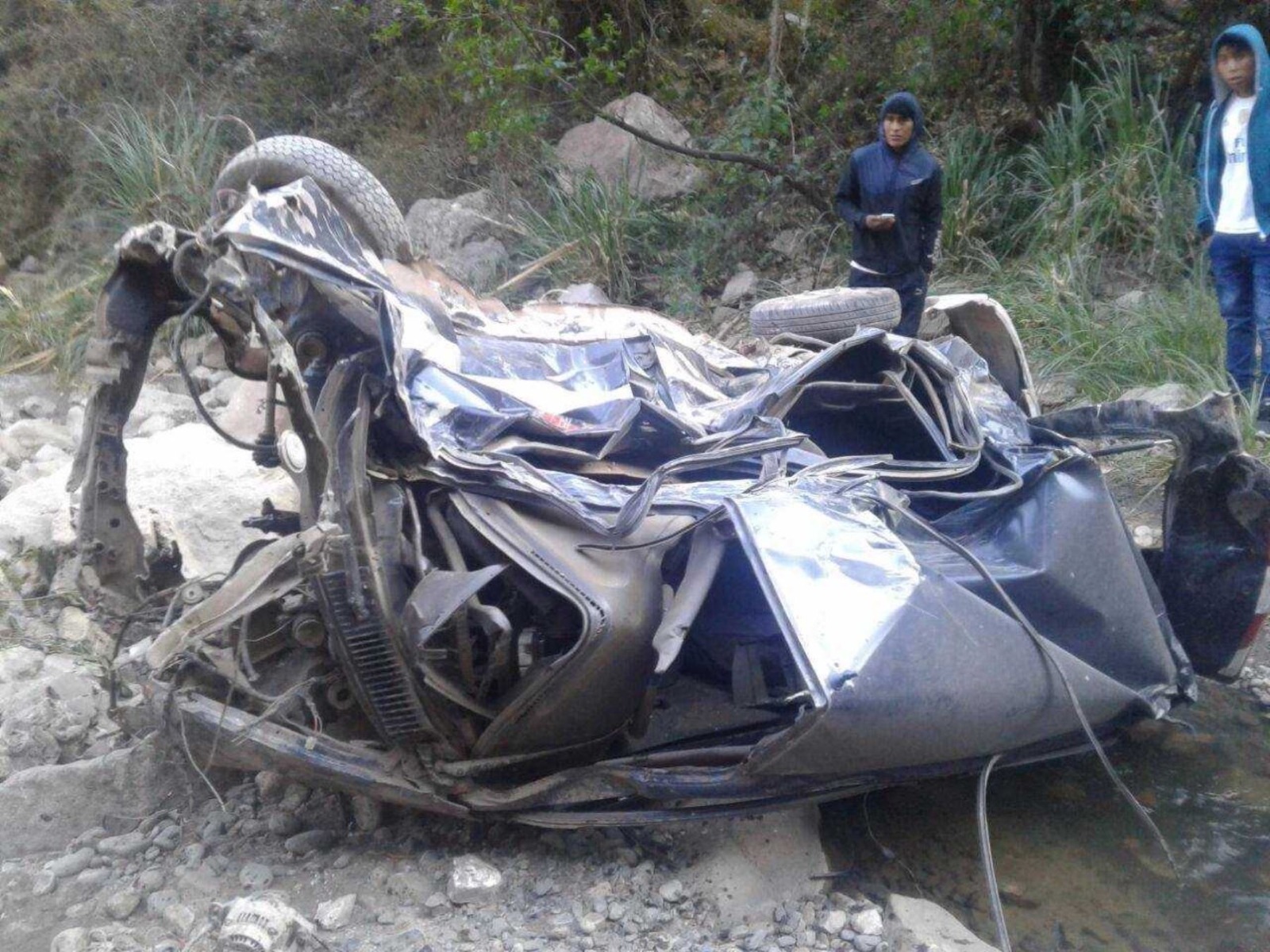 Auto cae a abismo: Hay 3 muertos y un desaparecido