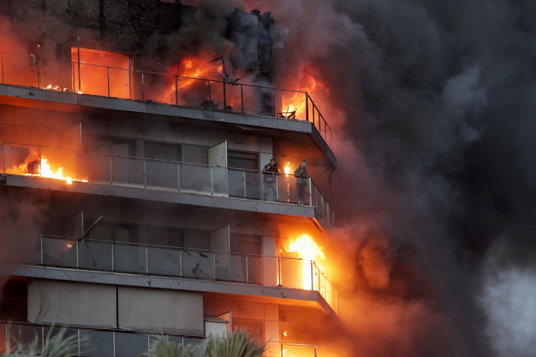 España: 4 fallecidos por gran incendio en edificio de Valencia