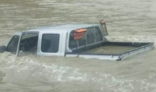 Camioneta es arrastrada por aguas del río Serrán en Piura