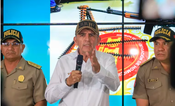 Ministro del Interior encara a la prensa al comparar criminalidad en Perú con México y Colombia