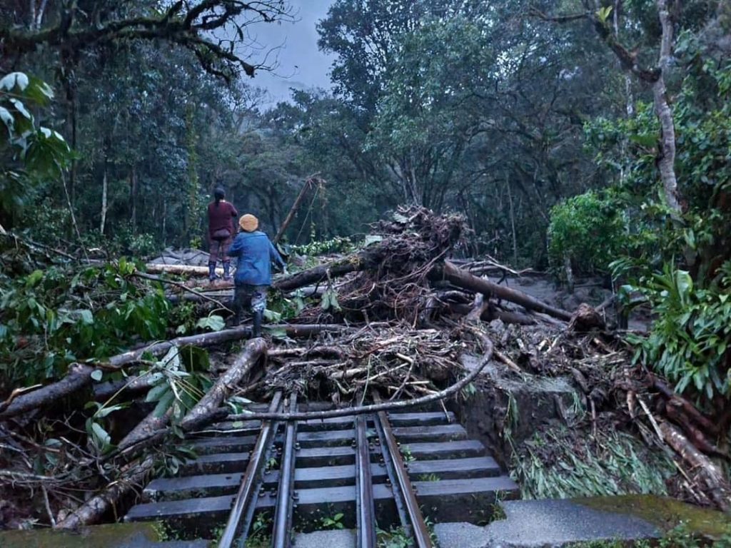 Machu Picchu: Deslizamiento deja dos desaparecidos y afecta tren