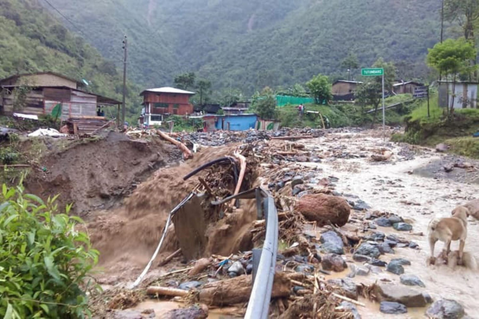 Huaico arrasa más de 20 viviendas en Huamanga