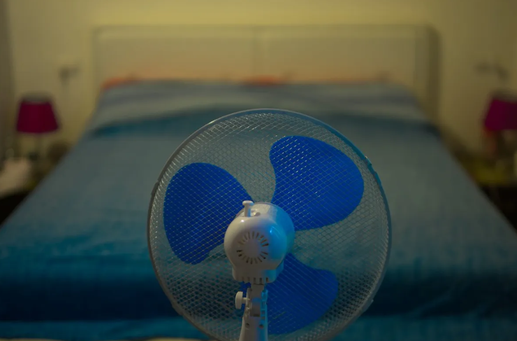 ¿Qué pasa si duermo con ventilador o aire acondicionado?