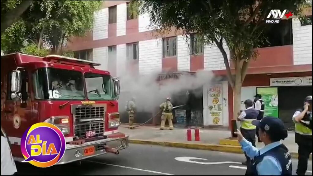Bomberos atienden incendio en lavandería de Barranco