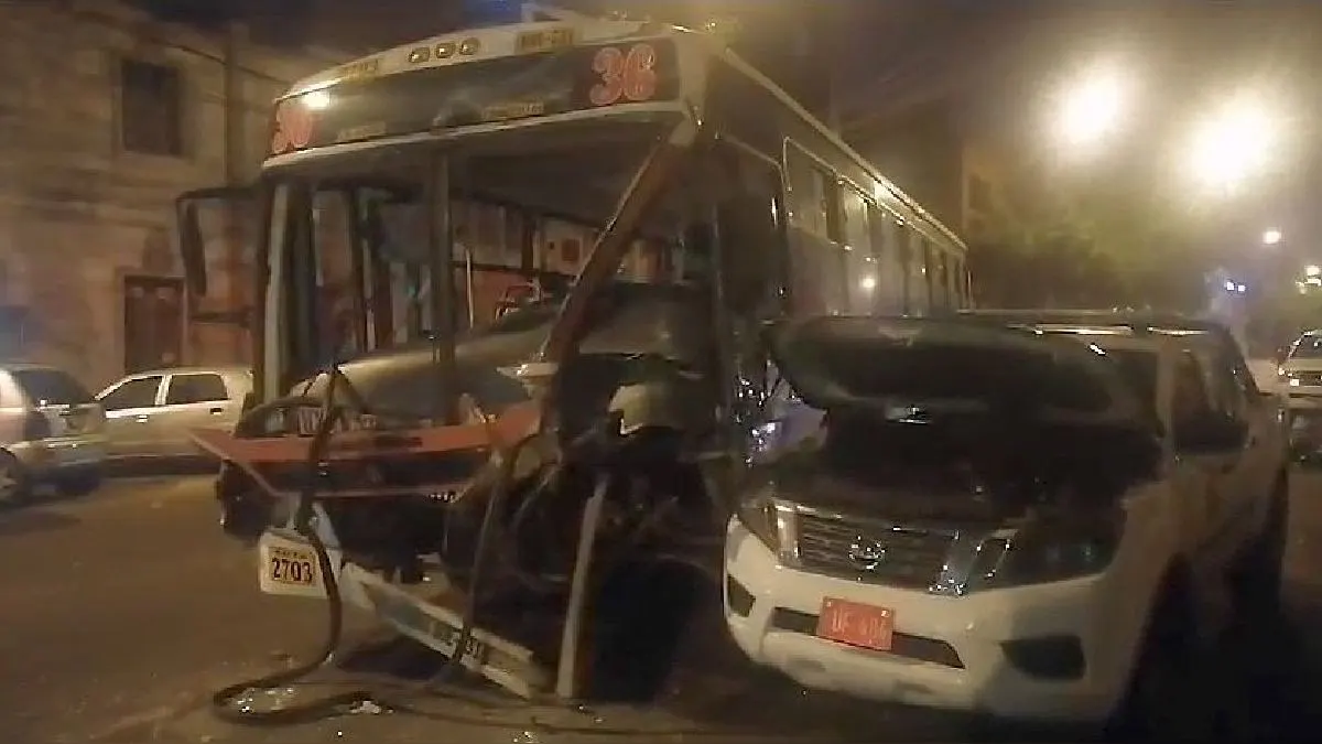 Lince: 15 heridos dejó el choque de dos buses de transporte público