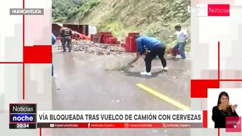 Vuelco de camión de cervezas bloquea vía en Huancavelica