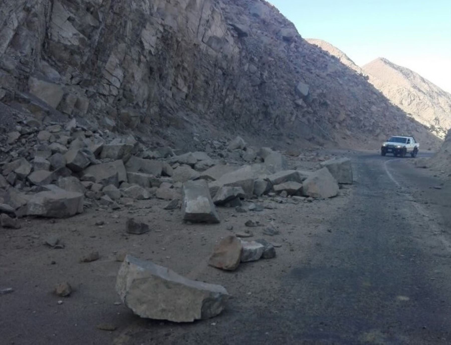 Caída de rocas en la vía Los Libertadores tras sismo en Pisco