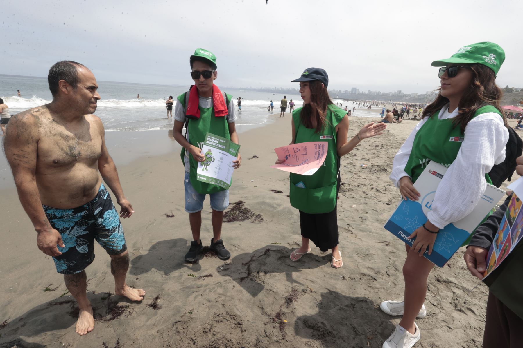 Más de 100 voluntarios se unen a campaña de limpieza de playas