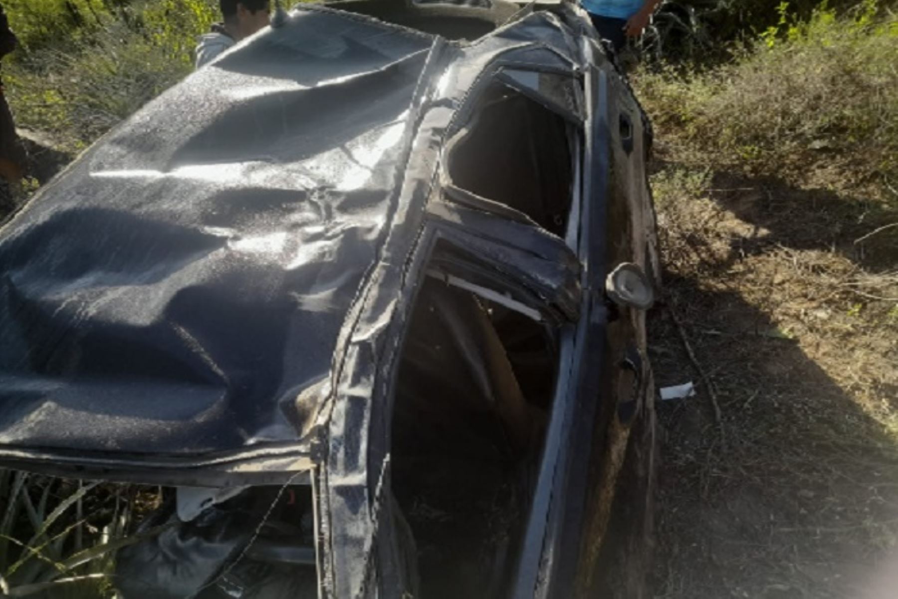 2 heridos tras caída de auto a profundo abismo en Otuzco, La Libertad