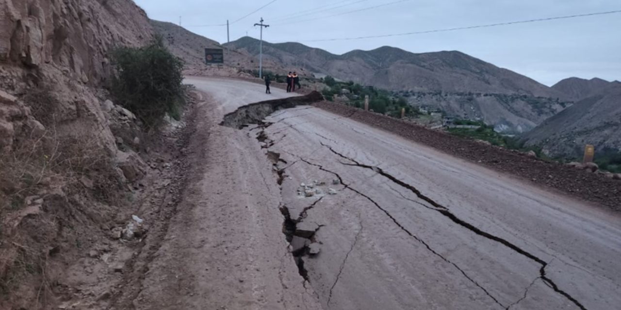 Deslizamiento de tierra por lluvias impacta vía en Arequipa