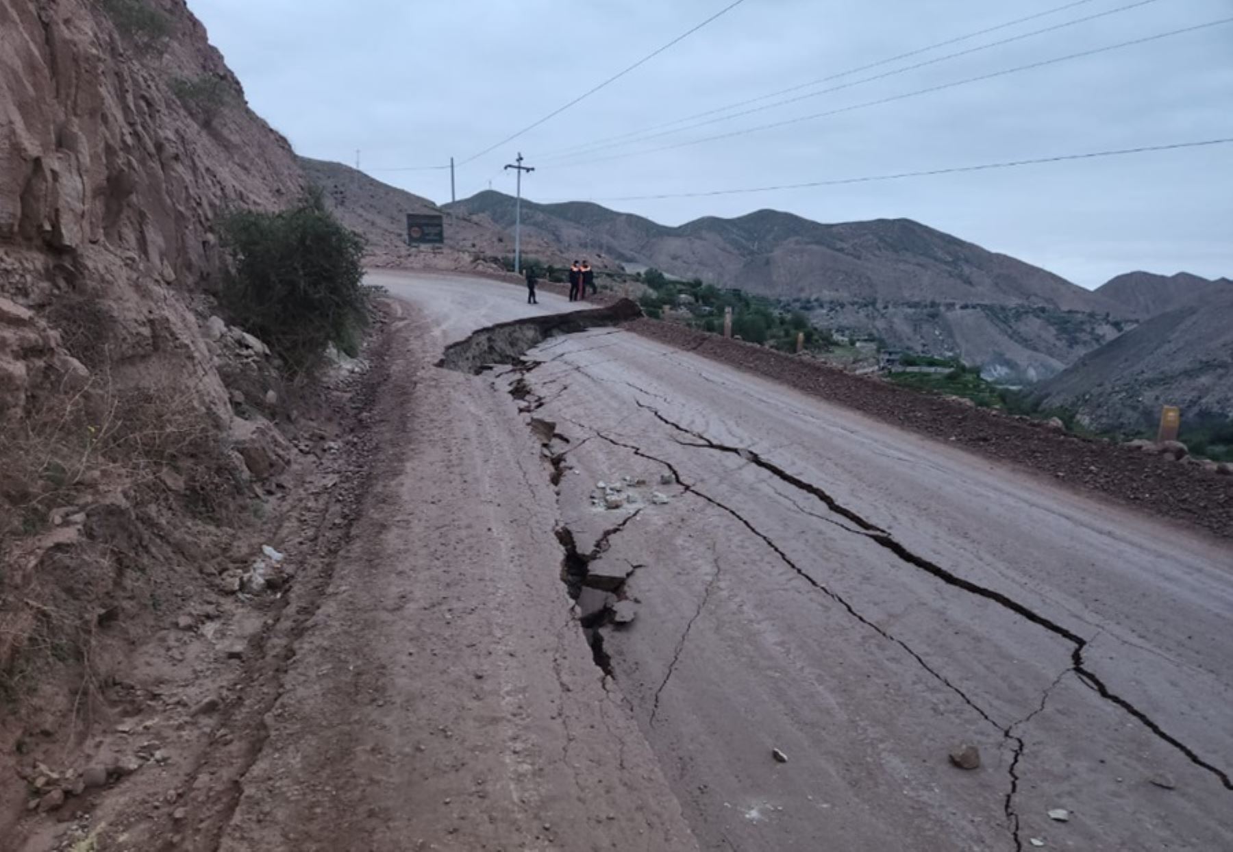 Deslizamiento de tierra por lluvias impacta vía en Arequipa