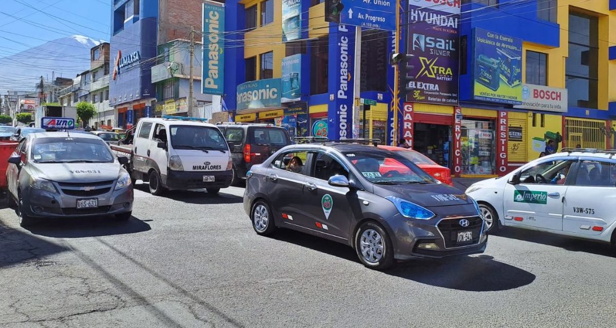 Delincuentes disparan a taxista en Arequipa para asaltarlo