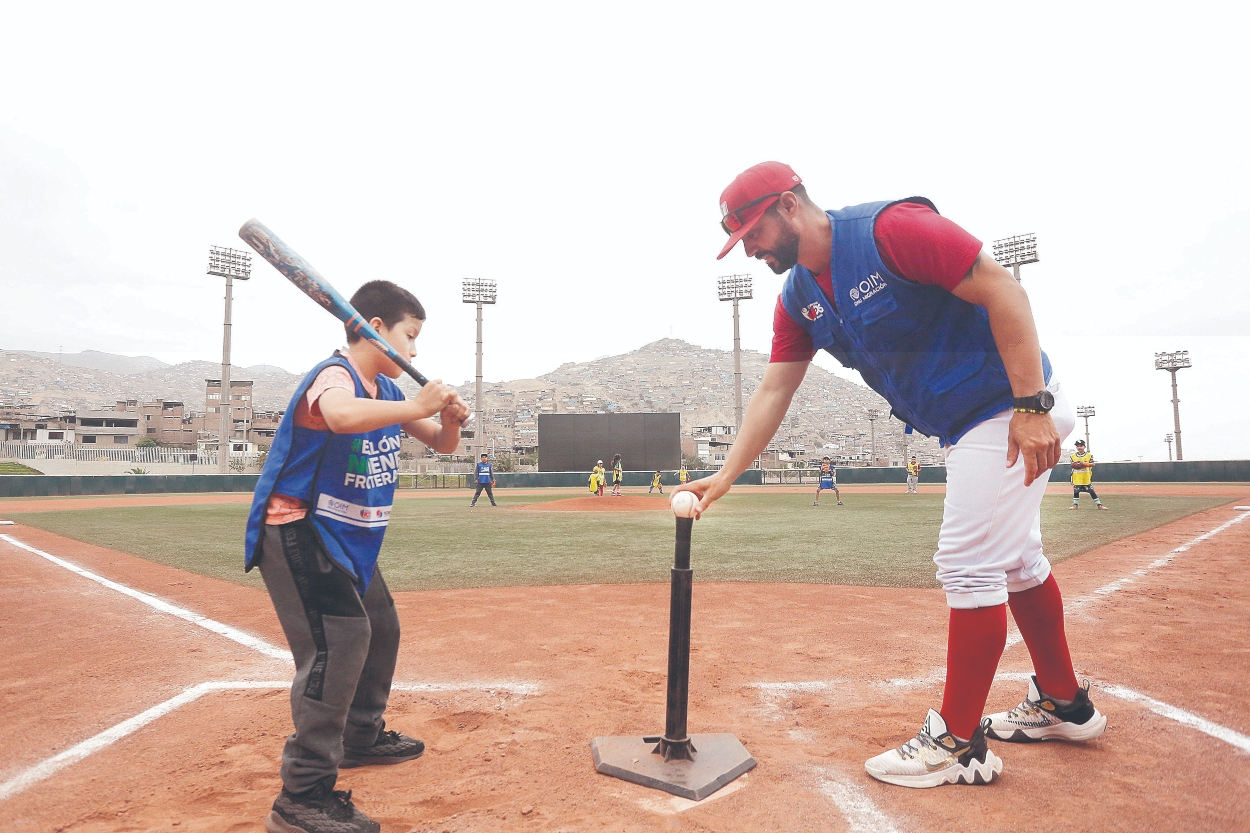 Programa de Béisbol une a jóvenes peruanos y venezolanos