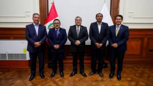 Adrianzén sostuvo reuniones con APP y Perú Bicentenario previo al voto de confianza