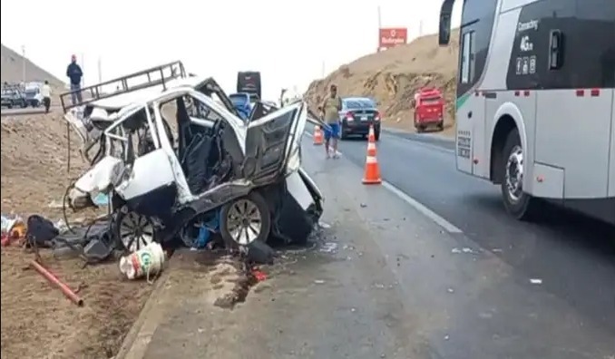Cinco familiares mueren en choque de auto con ómnibus