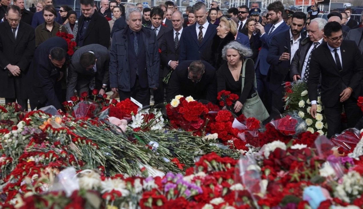 Miles de personas rinden homenaje a las víctimas del Crocus City Hall en Moscú