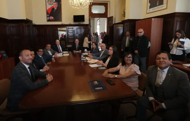 Gustavo Adrianzén se reunió con la bancada de Renovación Popular en diálogo con grupos parlamentarios