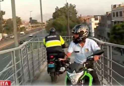 Motociclistas ponen en peligro a transeúntes al cruzar por puente peatonal en Santa Anita