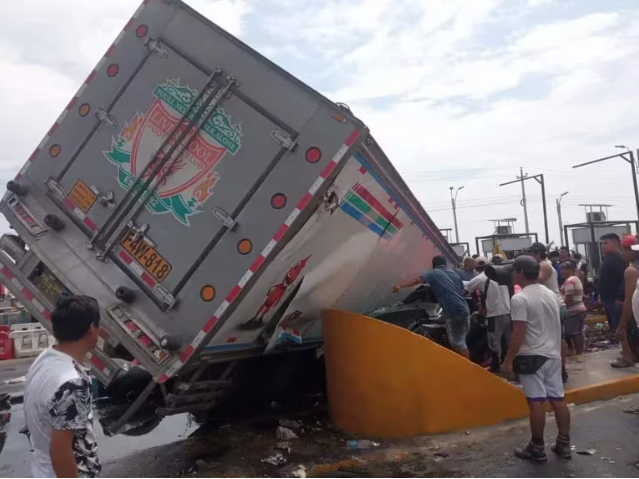 Trujillo: Camión chocó con 10 vehículos y deja al menos dos fallecidos