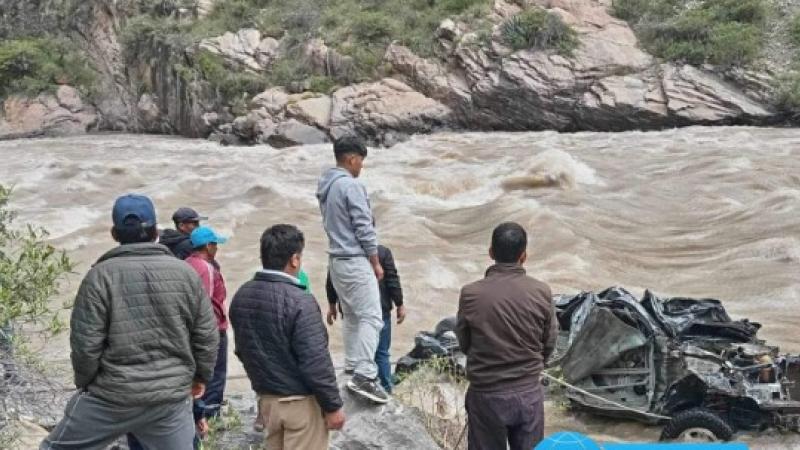Dos personas desaparecen en Ayacucho tras caída de camioneta a río