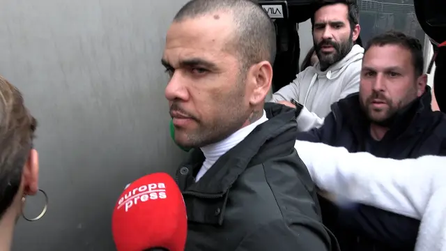 Dani Alves sale en libertad tras pagar un millón de fianza