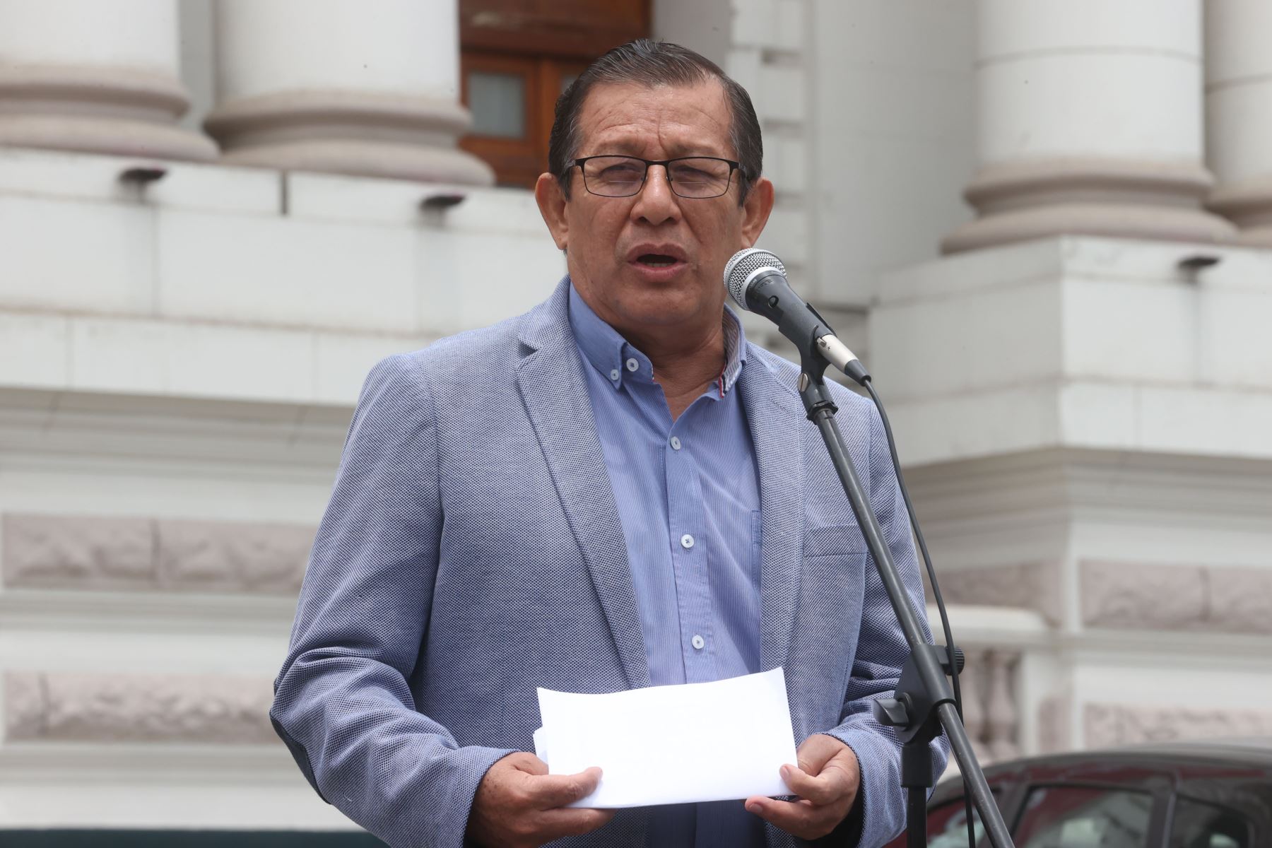 Congresista Eduardo Salhuana en el ojo público por minería ilegal