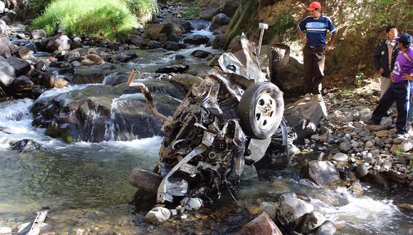 Mueren 4 miembros de  una familia al caer su auto a aguas de río Mala