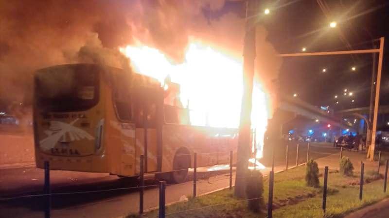 Incendio de bus de transporte público en la Panamericana Norte
