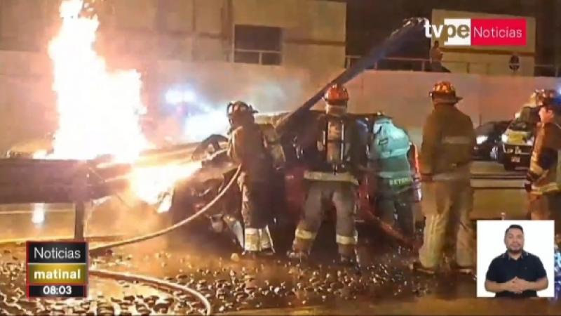 Muere conductor tras incendiarse vehículo al chocar contra muro