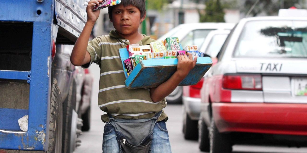 El 4.5% de los niños peruanos trabaja vendiendo golosinas