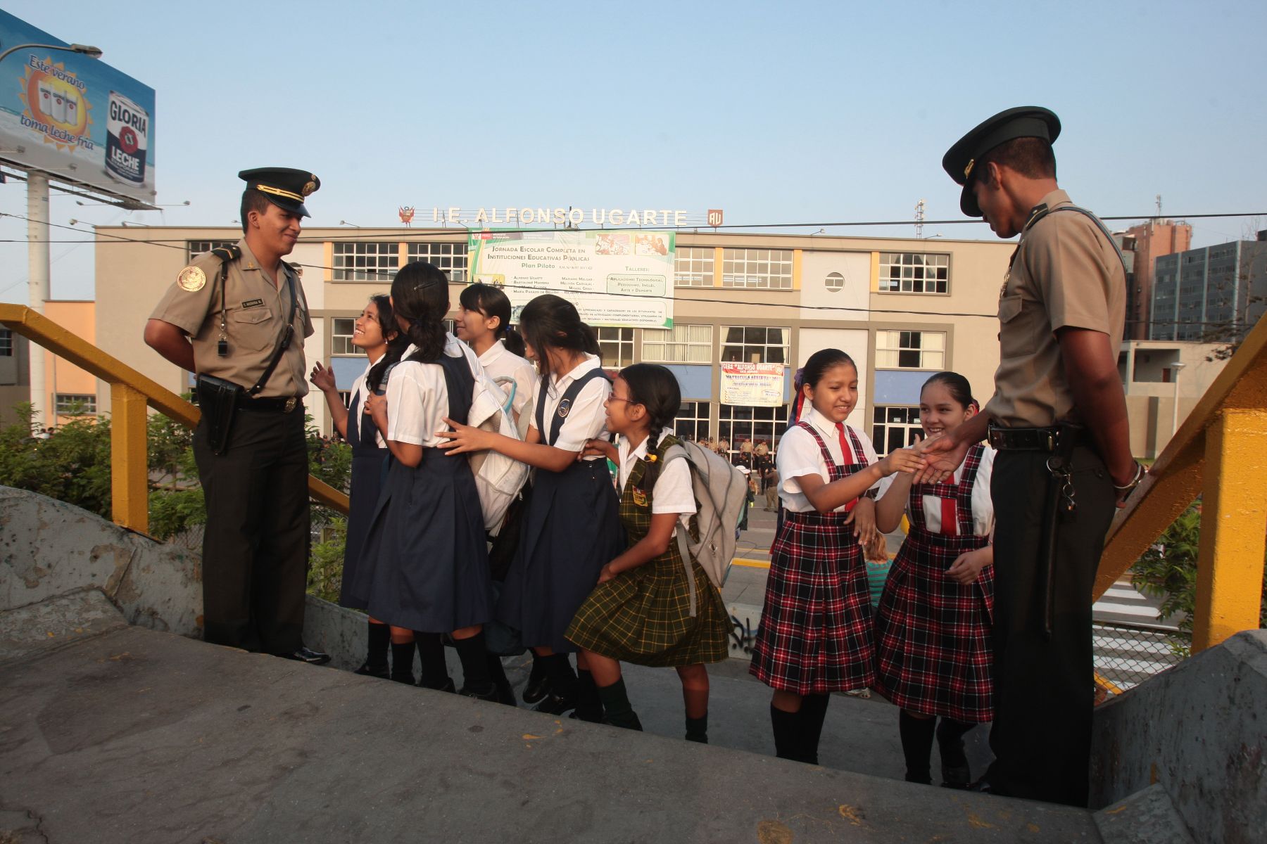 Policía Nacional se despliega en diferentes sectores para brindar seguridad a alumnos 
