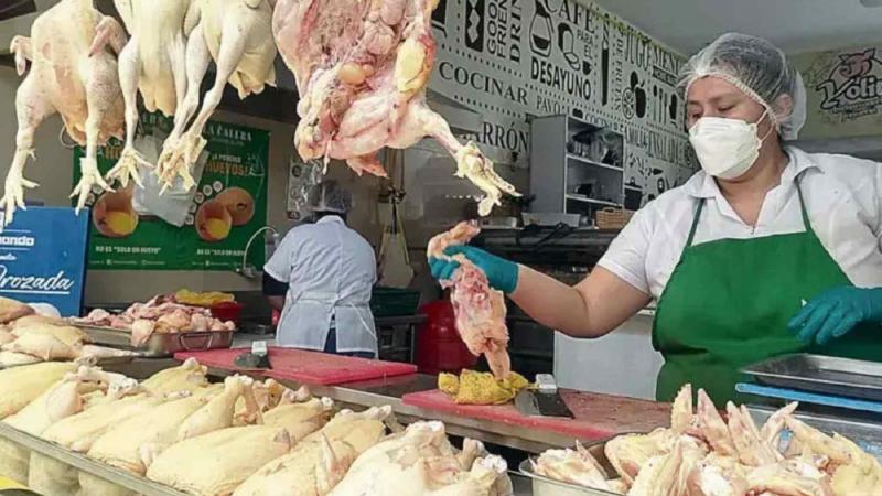 Se mantiene la baja del precio del pollo en los mercados mayoristas de Lima