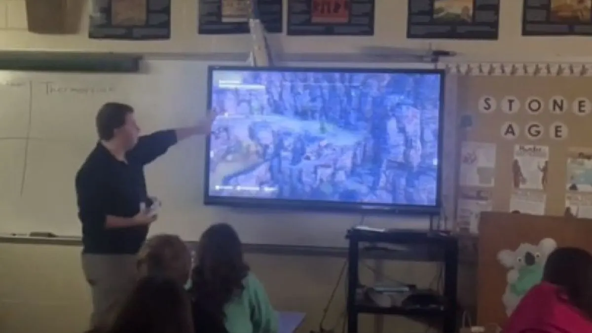 Profesor utiliza videojuego para enseñar historia a sus Alumnos