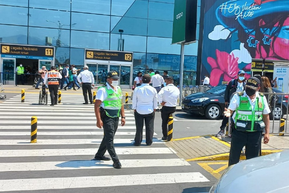 Denuncian ‘mafia de taxistas’ al interior del aeropuerto Jorge Chávez
