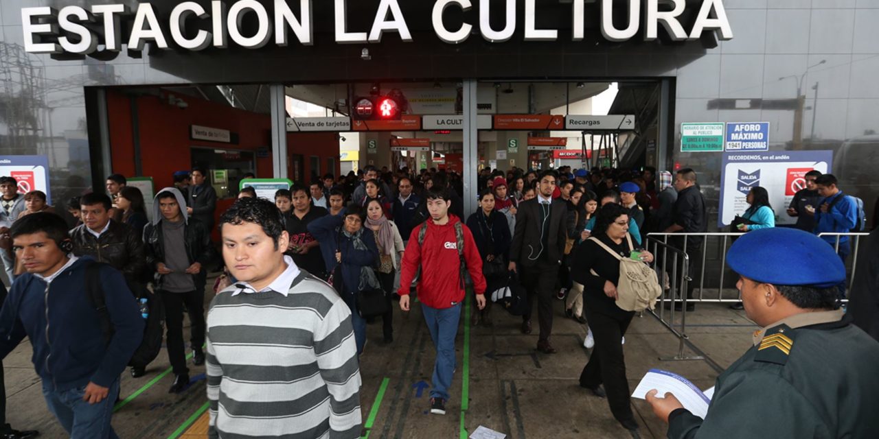 Más de 1,600 libros gratis para pasajeros del Metro de Lima