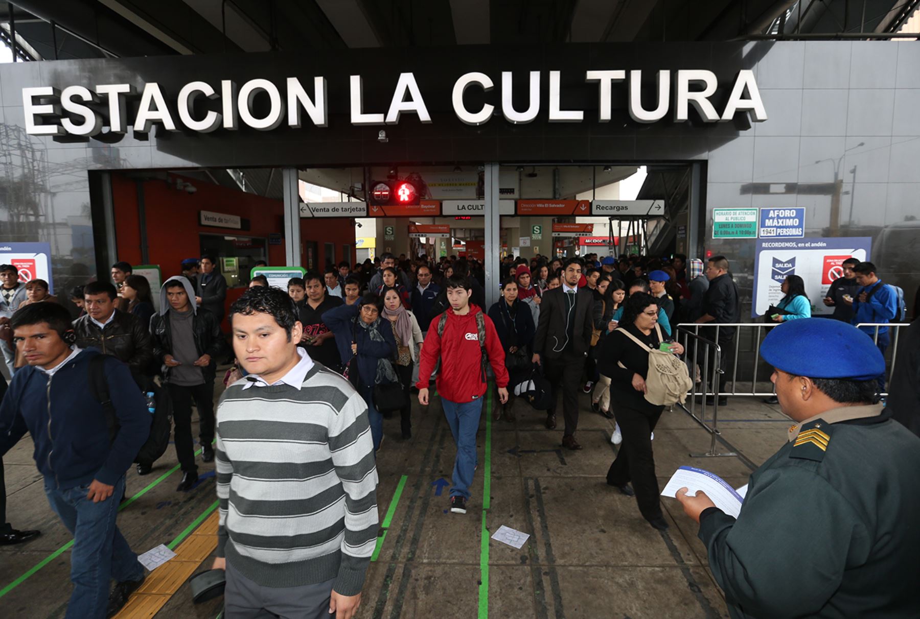 Más de 1,600 libros gratis para pasajeros del Metro de Lima