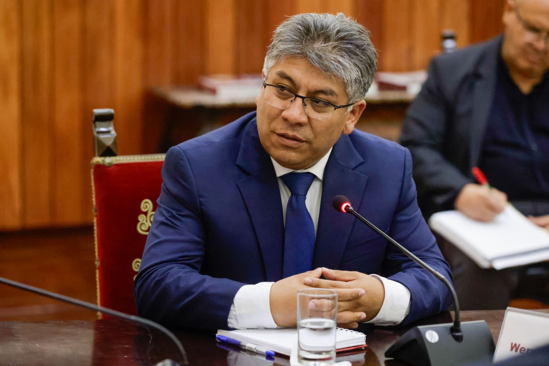 Gobernador del Cusco admite poseer dos réplicas de Rolex
